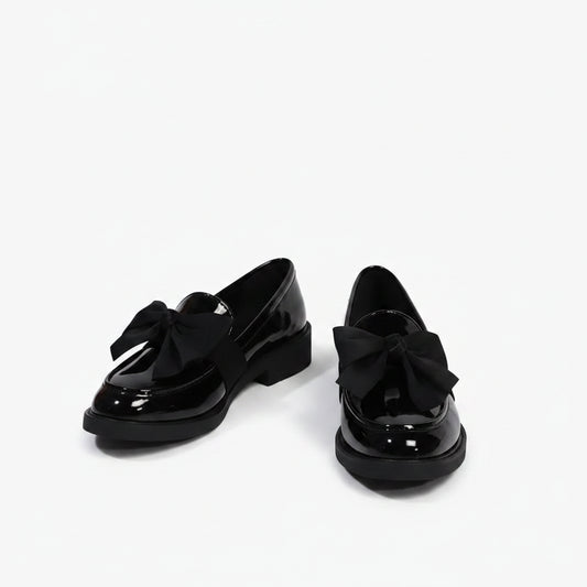 Mocassin plissé femme en cuir verni noir avec nœud papillon élégant