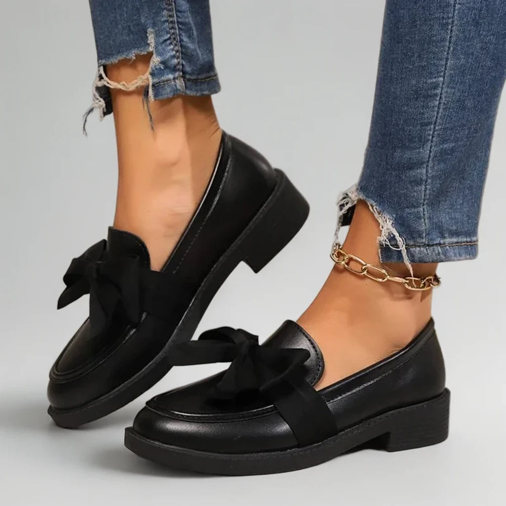 Mocassin femme noir vernis détail plissé et nœud décoratif côté