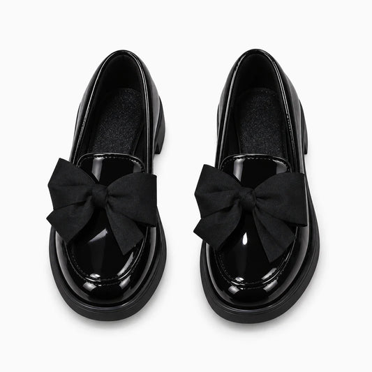 Paire de mocassins plissés femme en cuir verni noir vif à nœud, vue de dessus