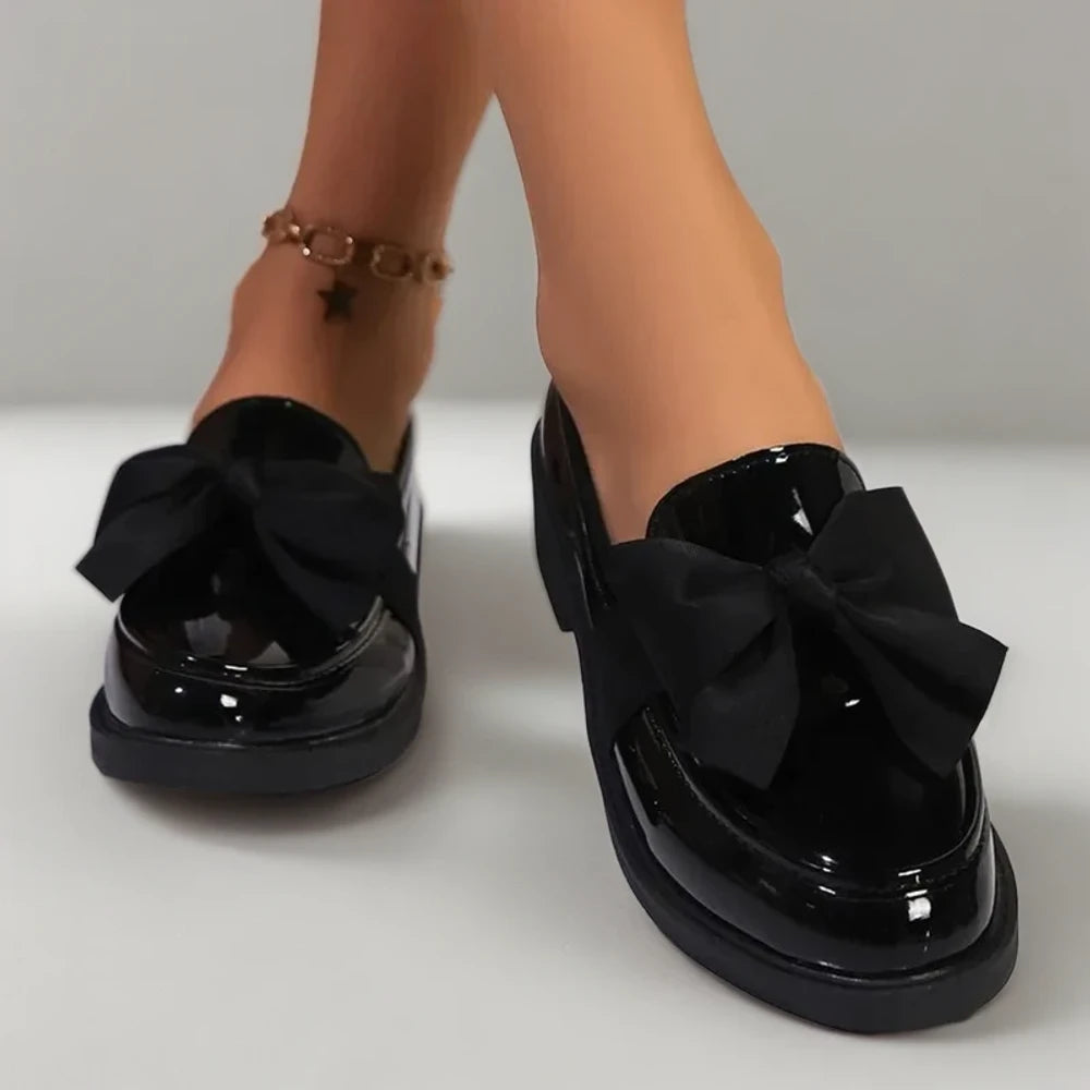 Mocassin plissé femme noir porté casual look été élégant