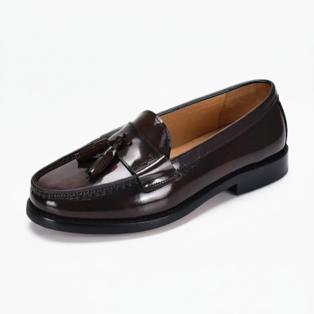 Mocassin pompon en cuir marron, vue de profil avec détail du pompon décoratif