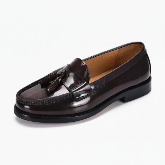 Mocassin pompon en cuir marron, vue de profil avec détail du pompon décoratif