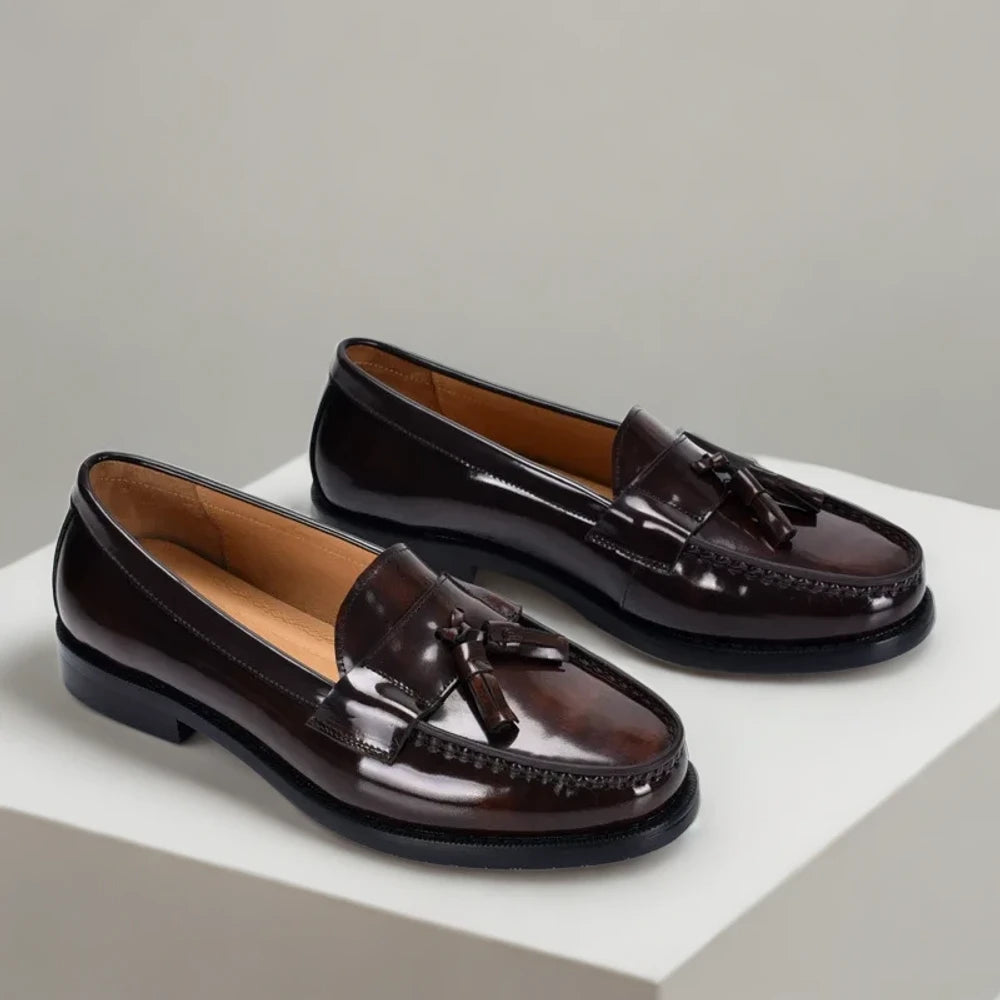 Détail du pompon sur mocassin de luxe italien, finition artisanale en cuir