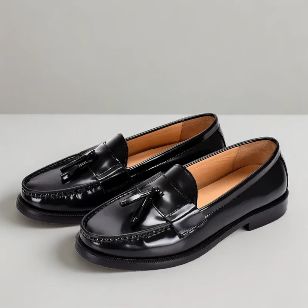 Mocassin pompon porté au bureau, chaussure homme classique et sophistiquée