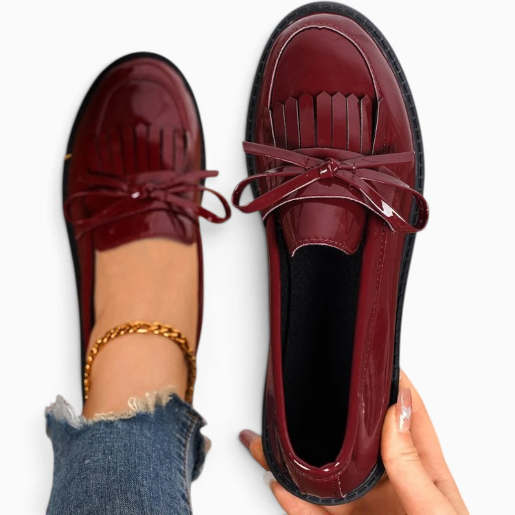 Mocassin pompon femme bordeaux présenté de face sur fond neutre
