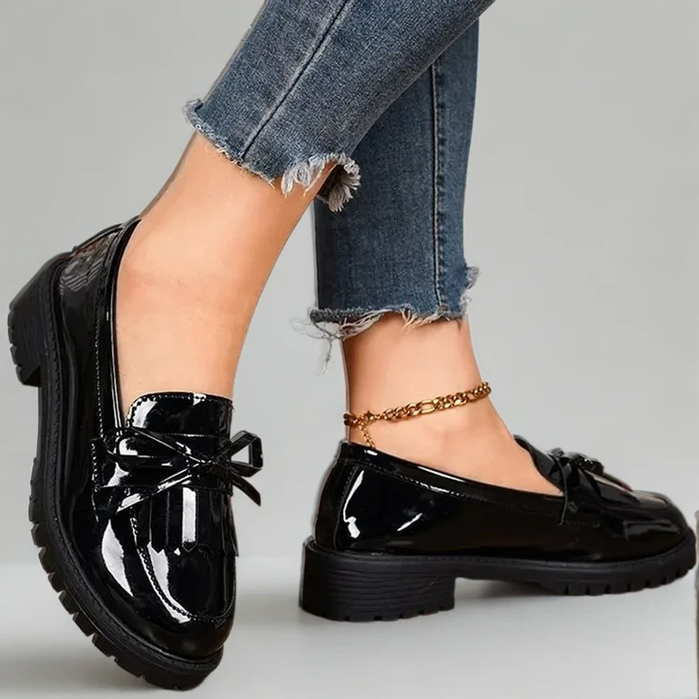 Mocassin femme pompon rouge, modèle grande taille adapté pieds larges