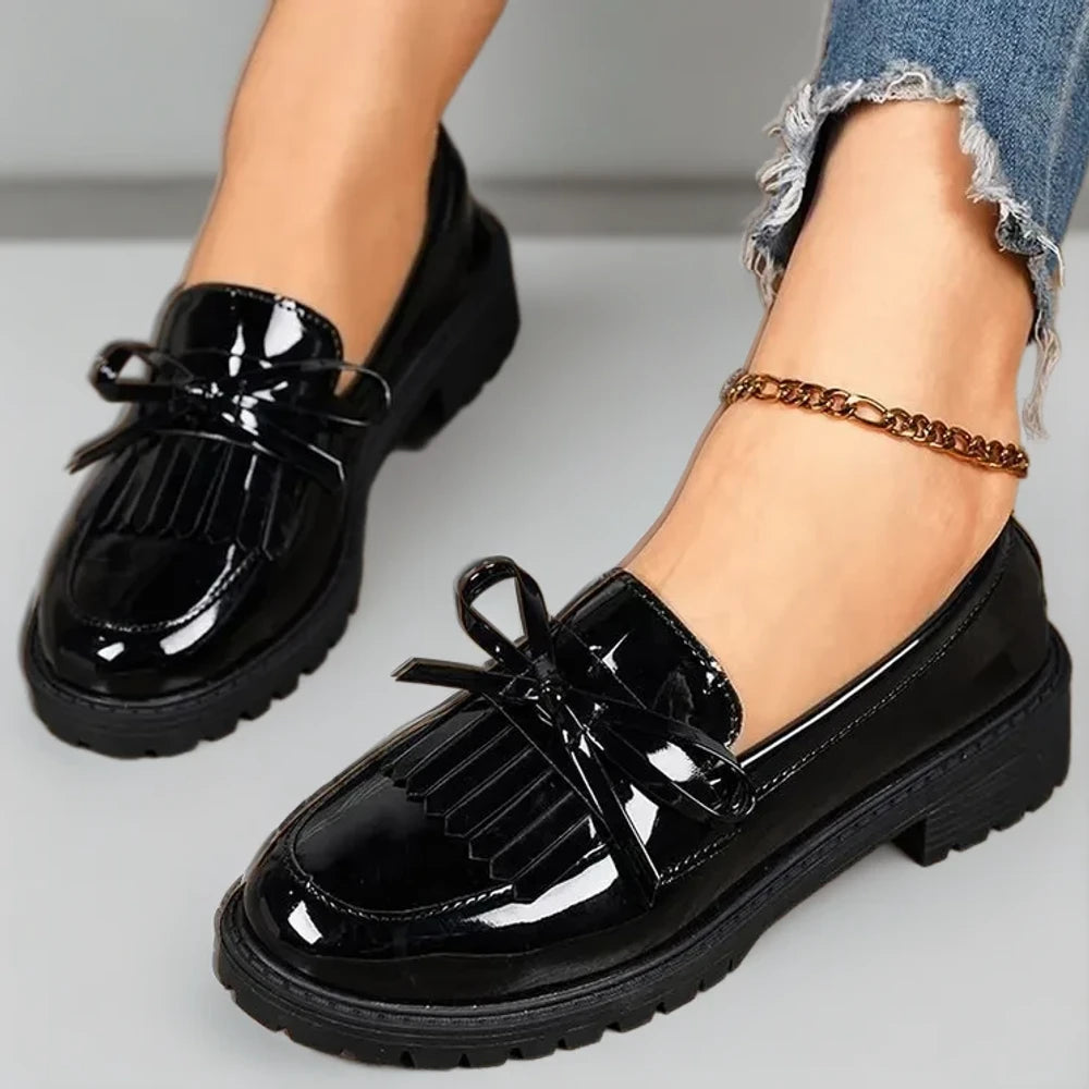 Détail du pompon sur mocassin femme, finition élégante en plusieurs coloris