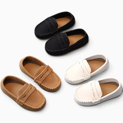 Détail mocassin marron avec semelle douce et grip sécurisé enfant