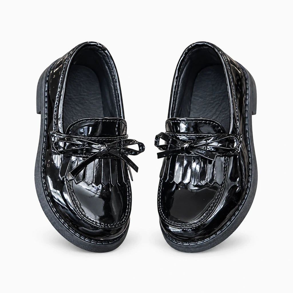 Chaussure mocassin souple pour fille portée avec robe, confort et style