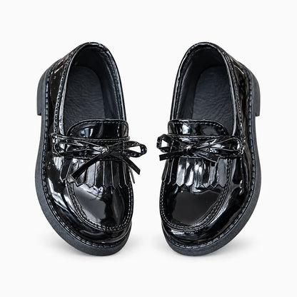 Chaussure mocassin souple pour fille portée avec robe, confort et style