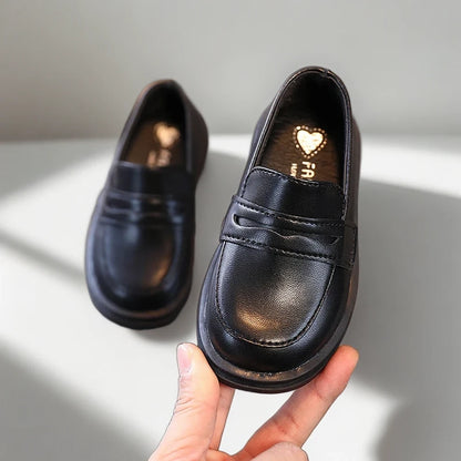 Mocassin enfant garçon en matière souple épousant parfaitement le pied