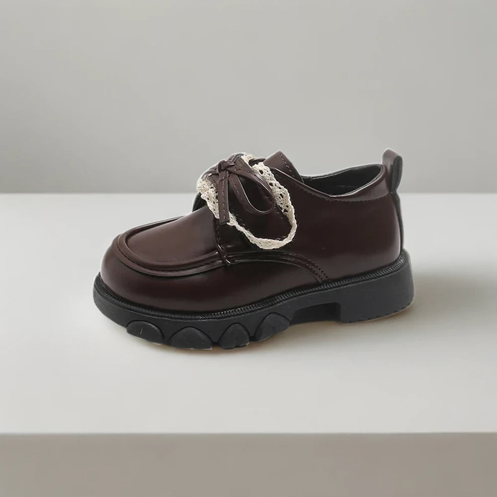 Détail du nœud raffiné en dentelle sur mocassin raphia enfant