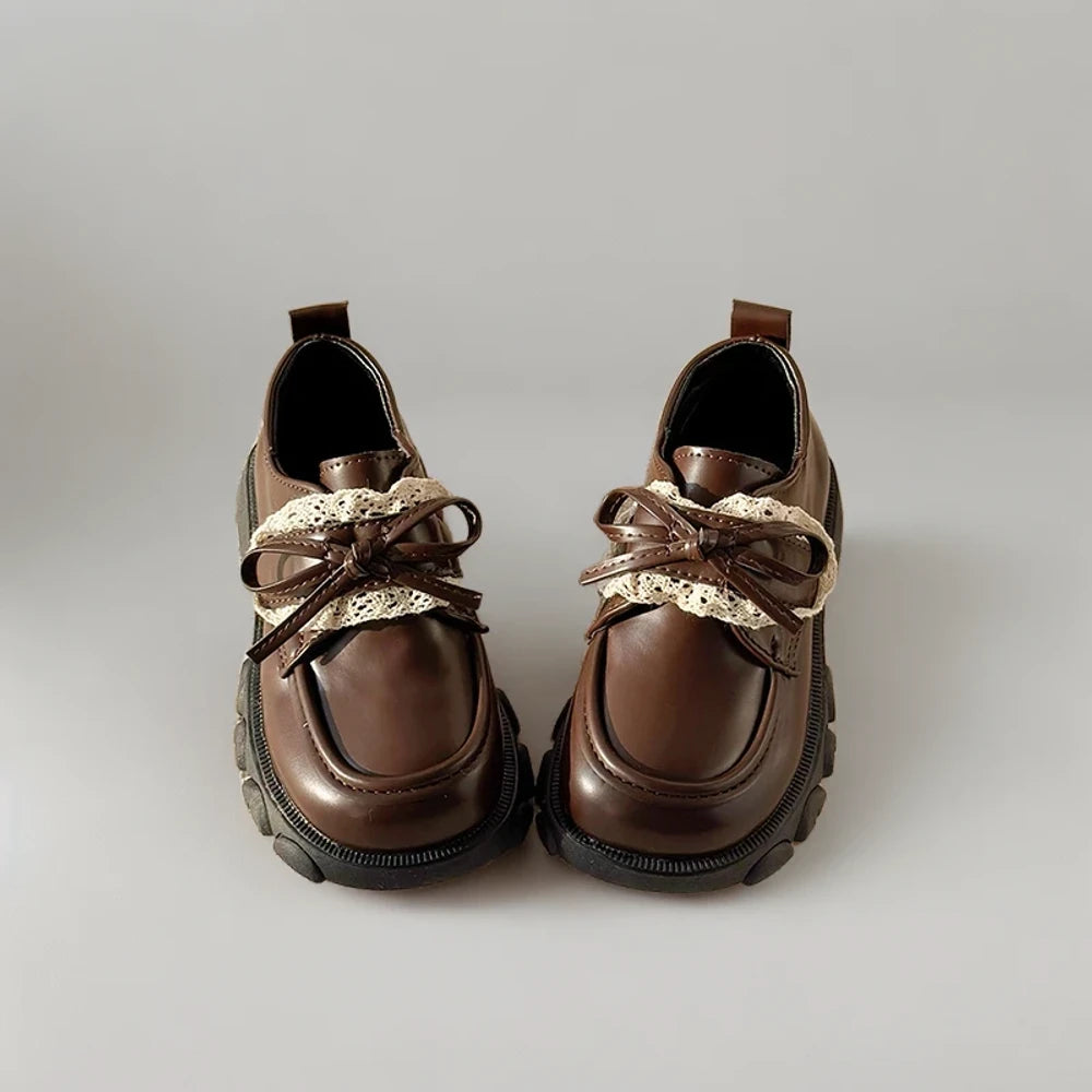 Petit pied chaussé d'un mocassin raphia marron, style anglais élégant