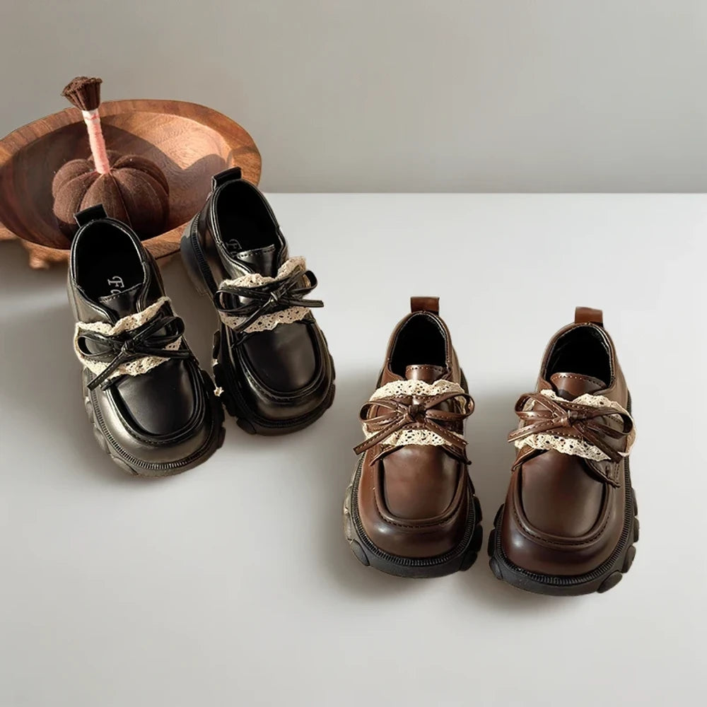 Mocassin raphia bicolore présenté à plat, design intemporel discret