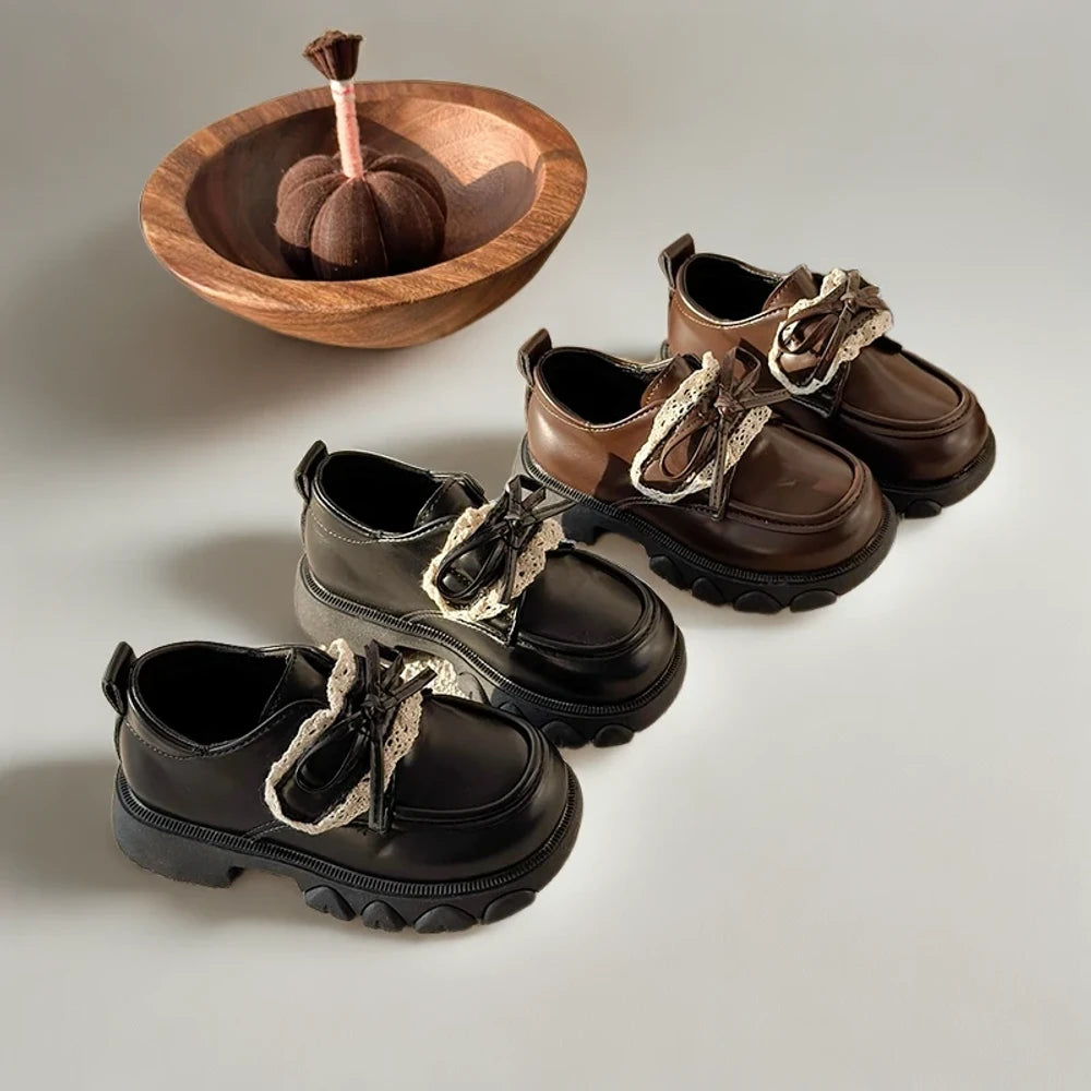 Enfant portant mocassin raphia marron pour l'école, nœud dentelle visible