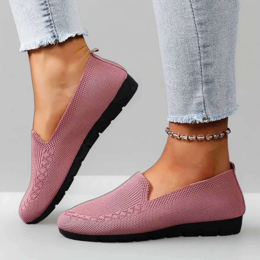 Mocassin rose épousant le pied, gros plan de la forme ergonomique