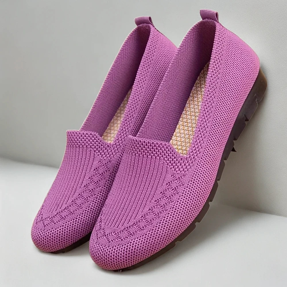 Mocassins rouge en tricot léger épousant parfaitement le pied