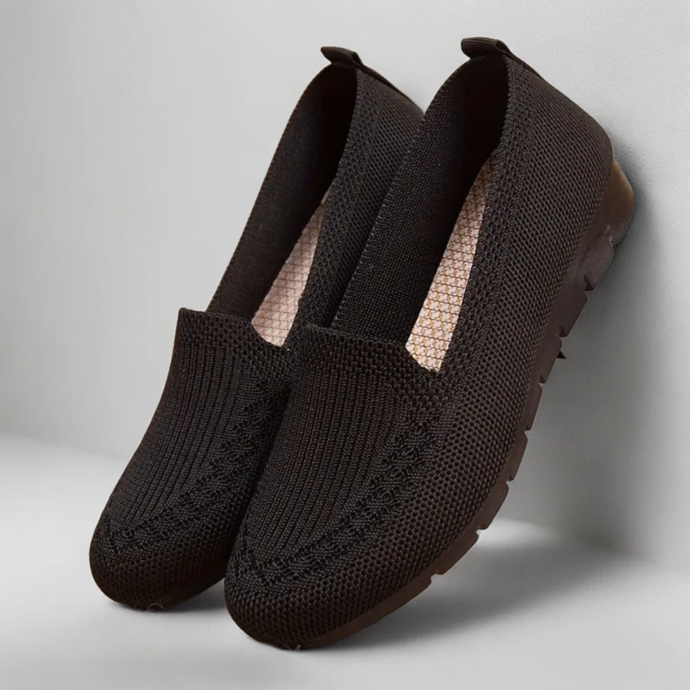Mocassin rouge porté avec tenue casual weekend élégante