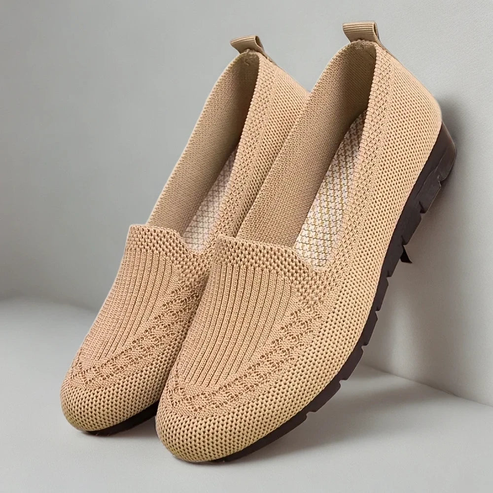 Vue de dessus du mocassin rouge montrant sa conception en tricot aéré