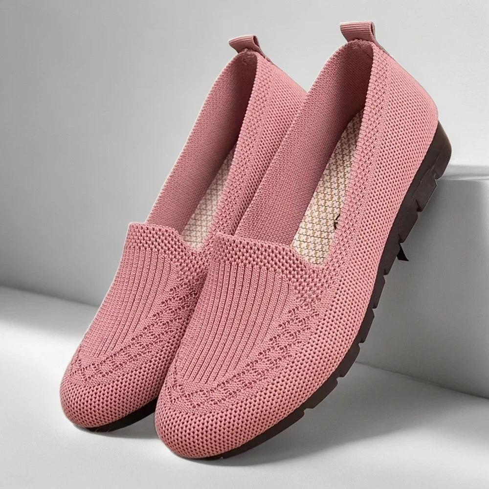 Profil latéral du mocassin rouge soulignant son confort sans effort