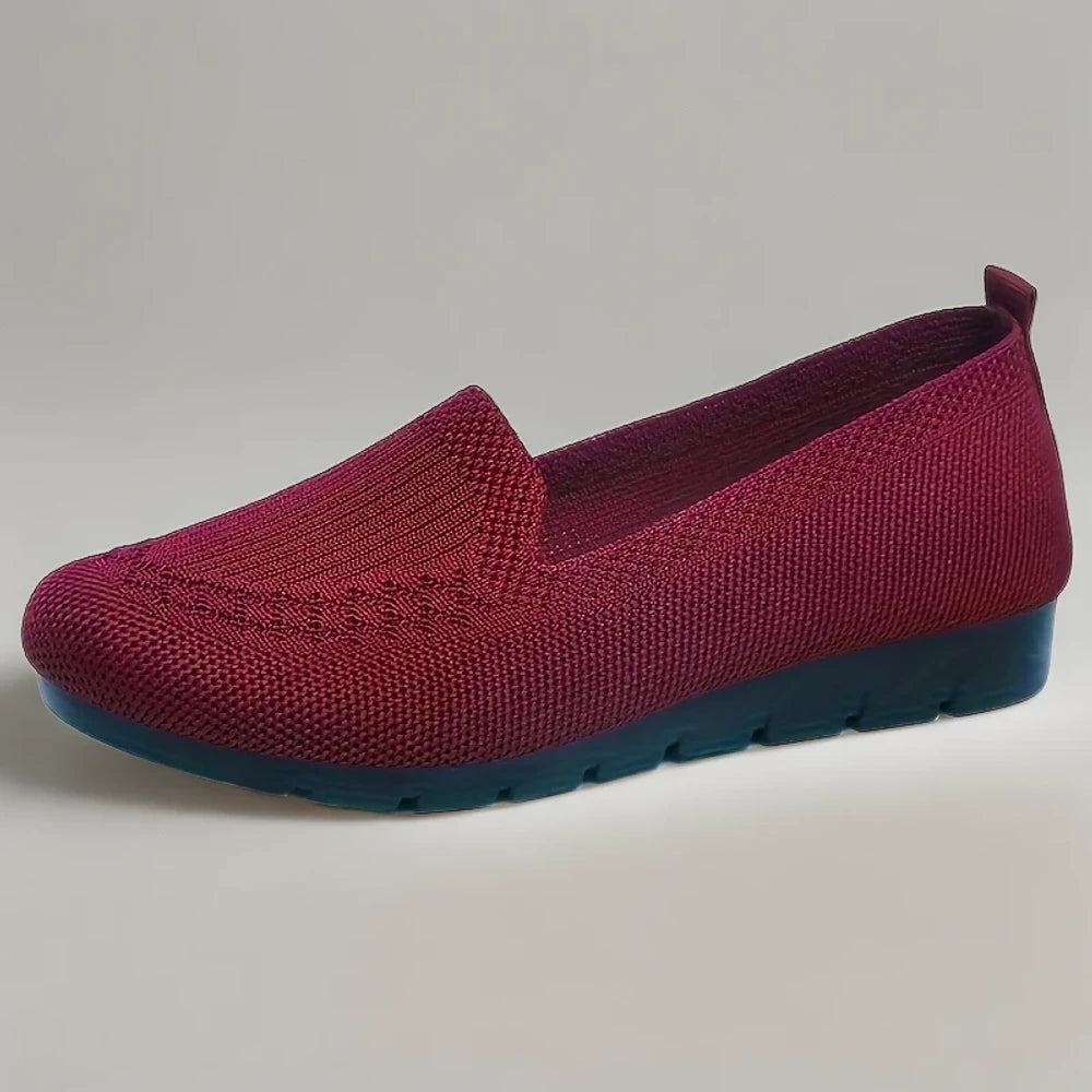 Mocassin rouge femme glissant facilement dans une garde-robe décontractée