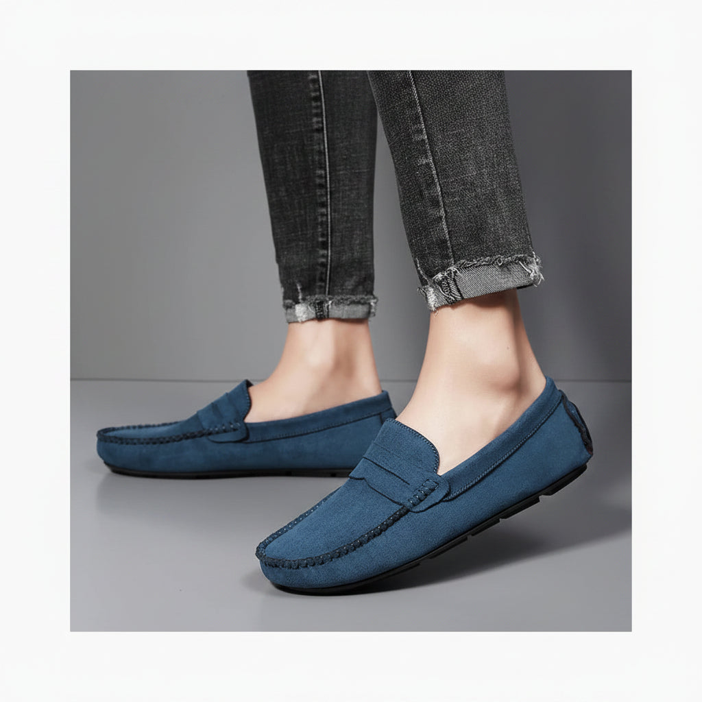 Mocassin rouge homme en daim, vue de profil avec design sans lacet