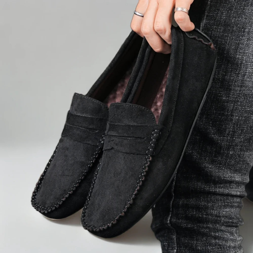 Mocassins rouges homme posés sur surface neutre, détail de la semelle