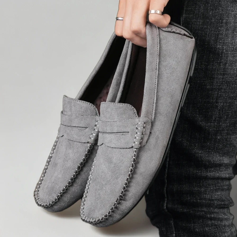 Mocassin homme rouge porté au bureau, style élégant et décontracté