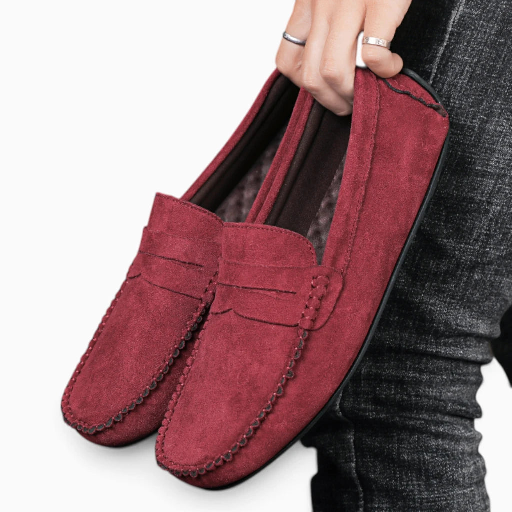 Mocassin homme rouge porté décontracté avec tenue casual urbaine