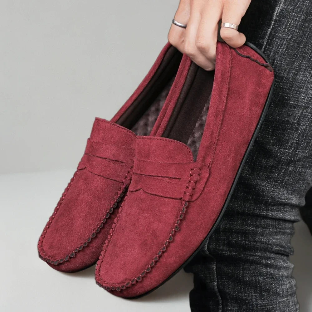 Détail de texture daim rouge du mocassin homme, finition premium