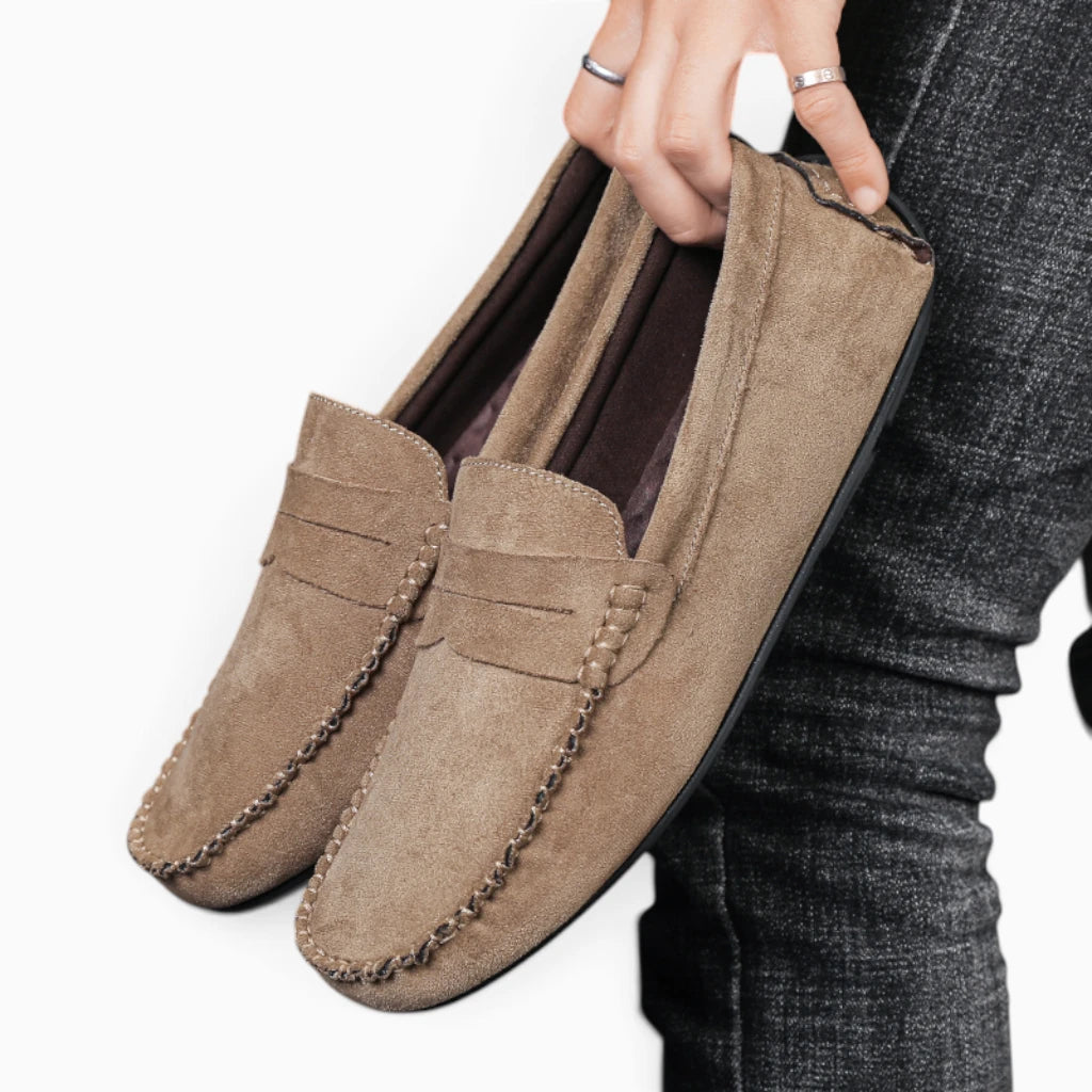 Détail de la texture daim du mocassin rouge pour homme de profil