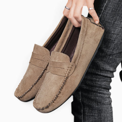 Détail de la texture daim du mocassin rouge pour homme de profil