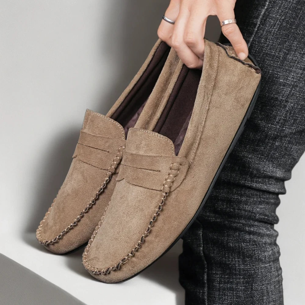 Mocassin rouge homme en version bateau, silhouette confortable et intemporelle
