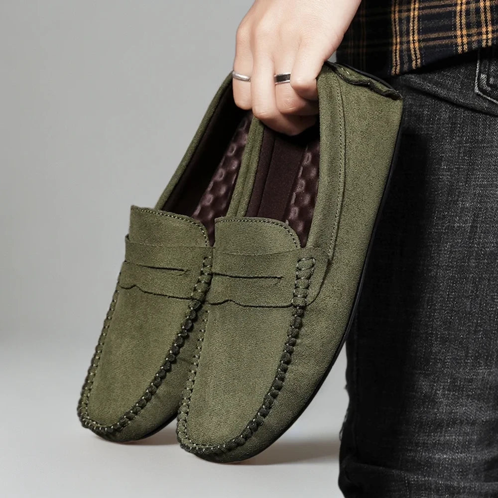 Mocassins rouges homme lors d'une balade urbaine, allure casual