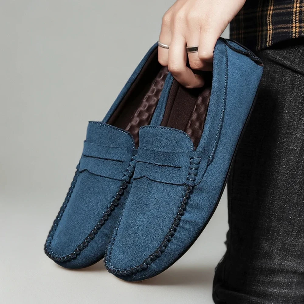 Gros plan sur la couture et la qualité du mocassin rouge homme