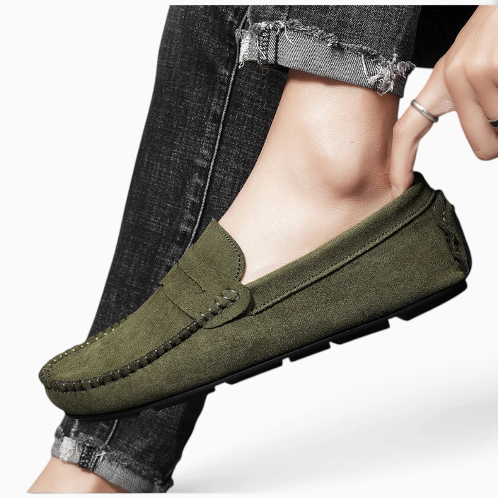 Paire de mocassins rouges homme positionnée sur surface neutre