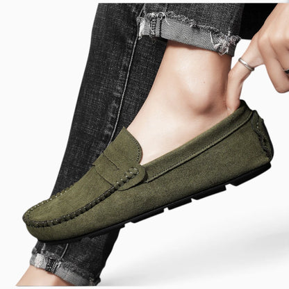 Paire de mocassins rouges homme positionnée sur surface neutre
