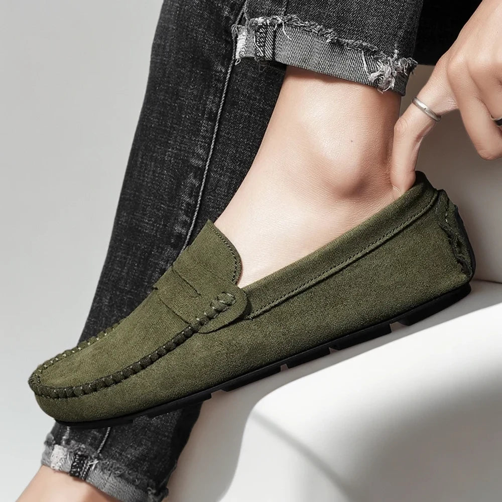 Mocassin homme rouge en daim, vu de dessus avec design épuré