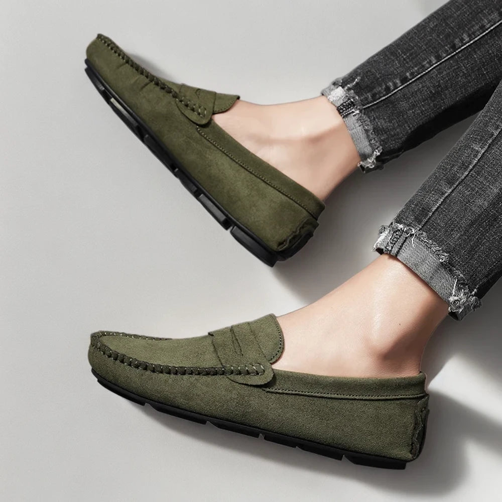 Mocassins rouges homme enfilés sans effort, confort au quotidien