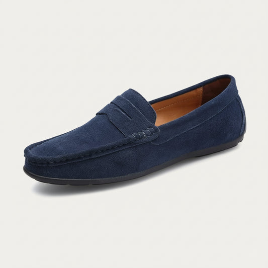 Mocassin sans chaussette en daim blanc, vue de profil avec semelle plate