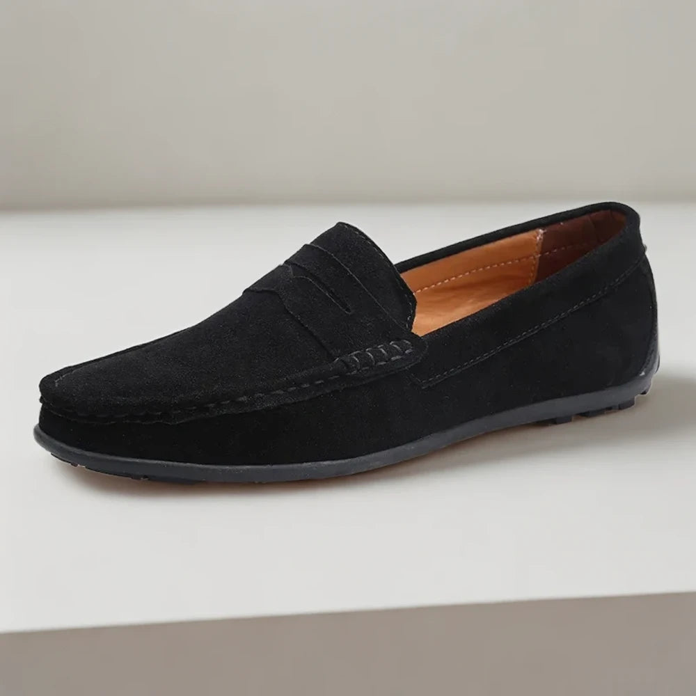 Vue de dessus d'un mocassin sans chaussettes, épuré et minimaliste