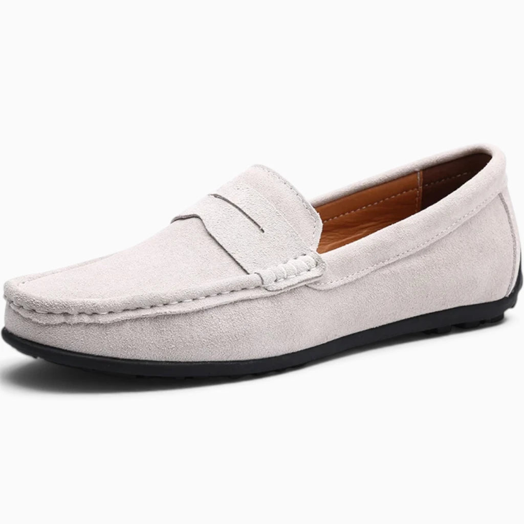 Mocassin sans chaussette en suédé blanc, profil avec fente penny et semelle noire