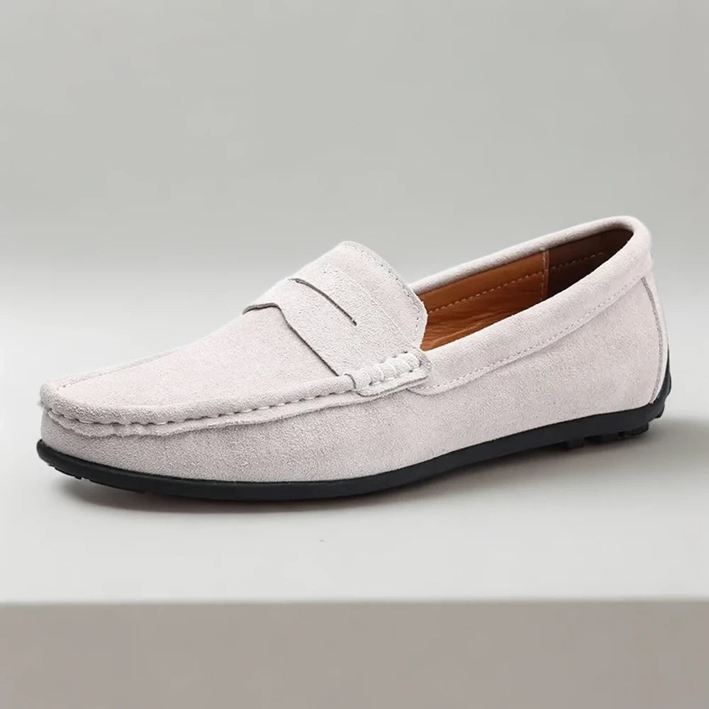 Mocassins sans chaussettes bleus en cuir souple, détail de la construction artisanale