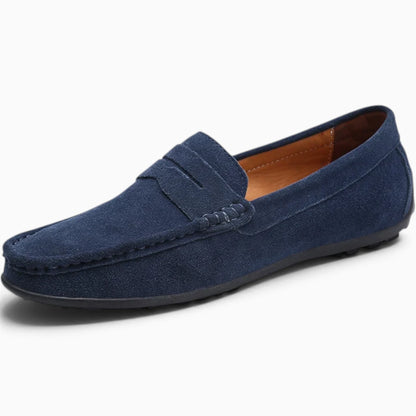 Mocassin sans chaussette bleu marine en daim, silhouette de trois-quarts sobre et élégante