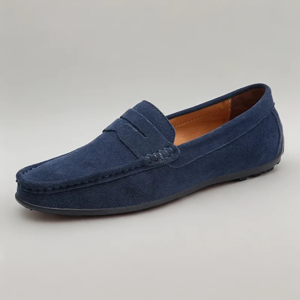 Mocassin sans chaussette beige clair, porté en contexte urbain décontracté