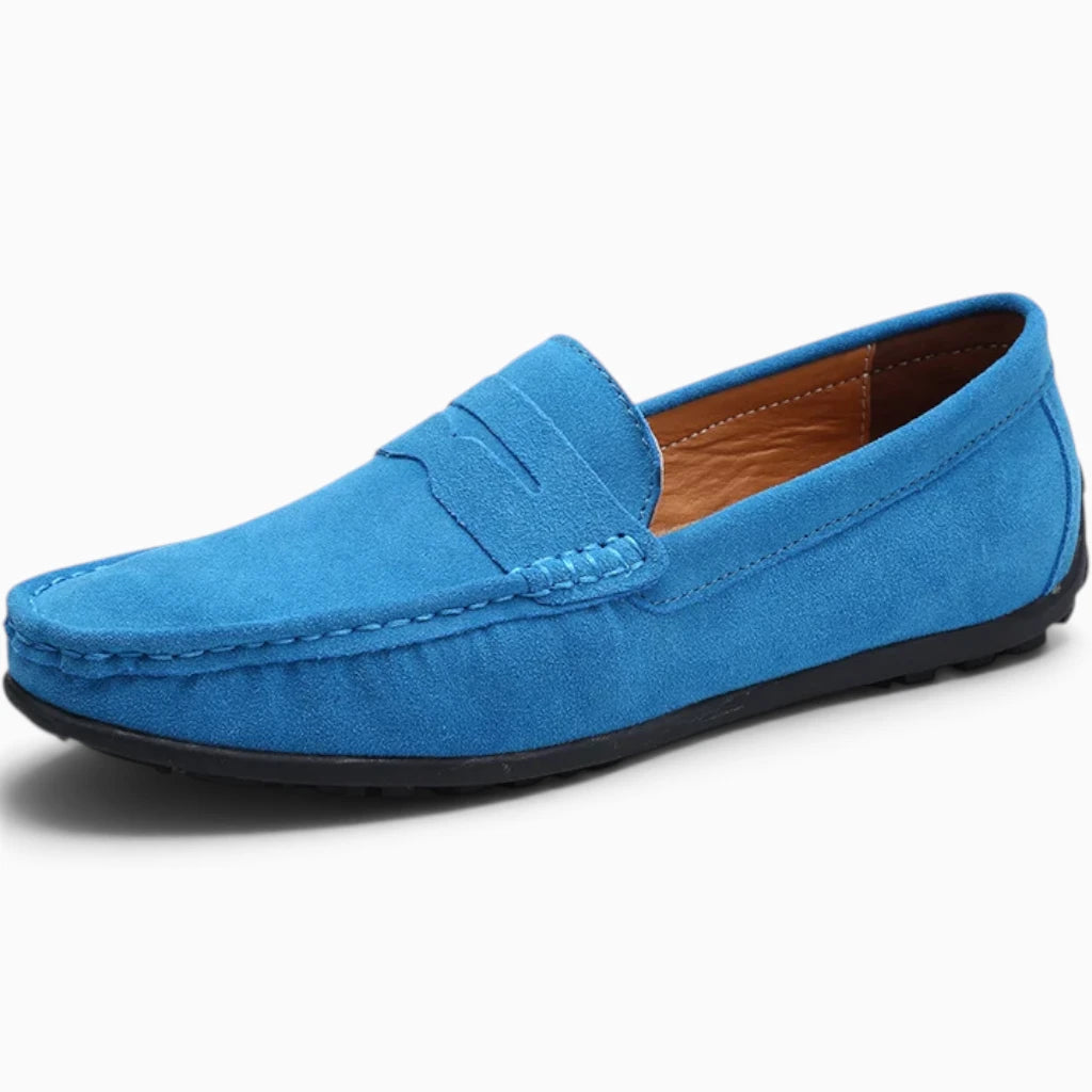 Mocassin homme sans chaussette bleu ciel, vue de trois-quarts avec ligne minimaliste