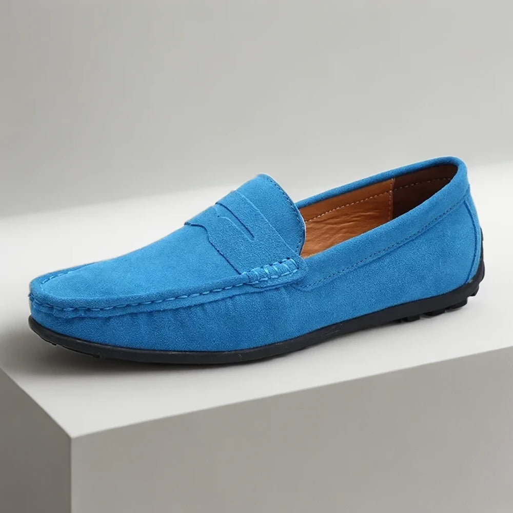 Gros plan sur la texture du daim d'un mocassin sans chaussettes, finition premium