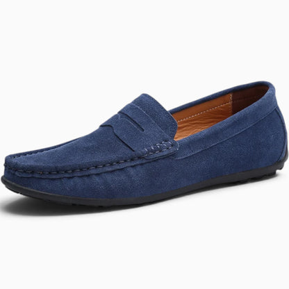 Mocassin sans chaussette bleu marine, trois-quarts montrant le confort de marche quotidienne