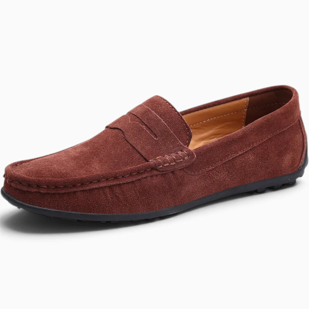 Mocassin sans chaussette en daim bordeaux, vue de trois-quarts avec style urbanité
