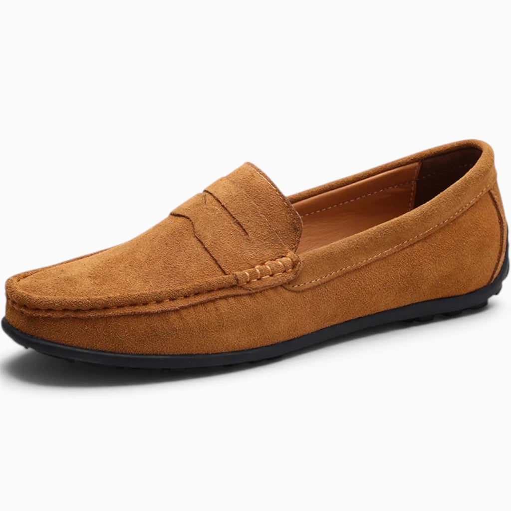 Mocassin sans chaussette marron, trois-quarts présentant le cuir souple et la forme plate